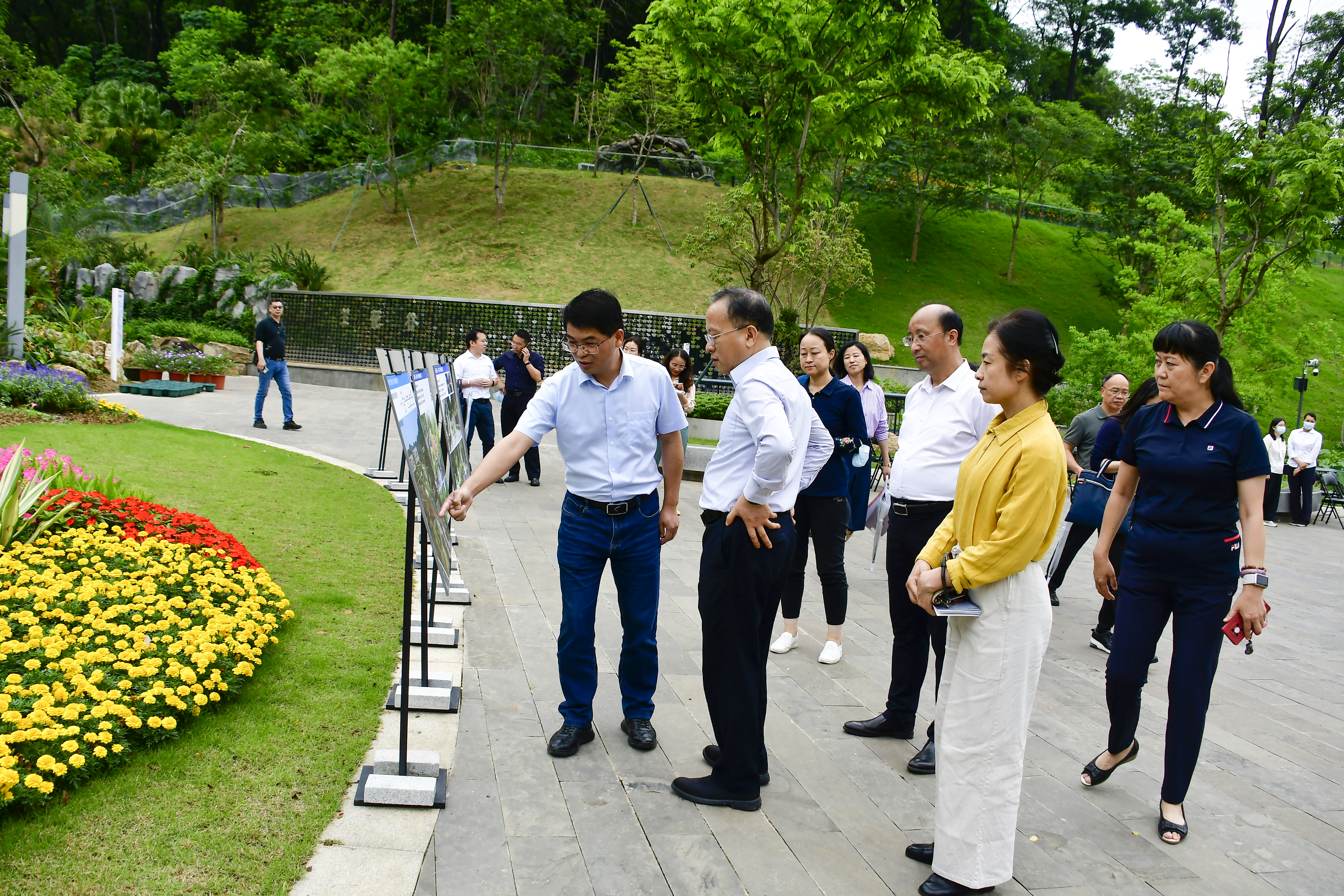 5月11日彭高峰副主任带队调研绿美广州生态建设推进情况（云萝花园）.JPG