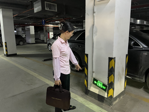 图：市人大代表陈丹妮实地查看消防设施建设情况_副本.jpg