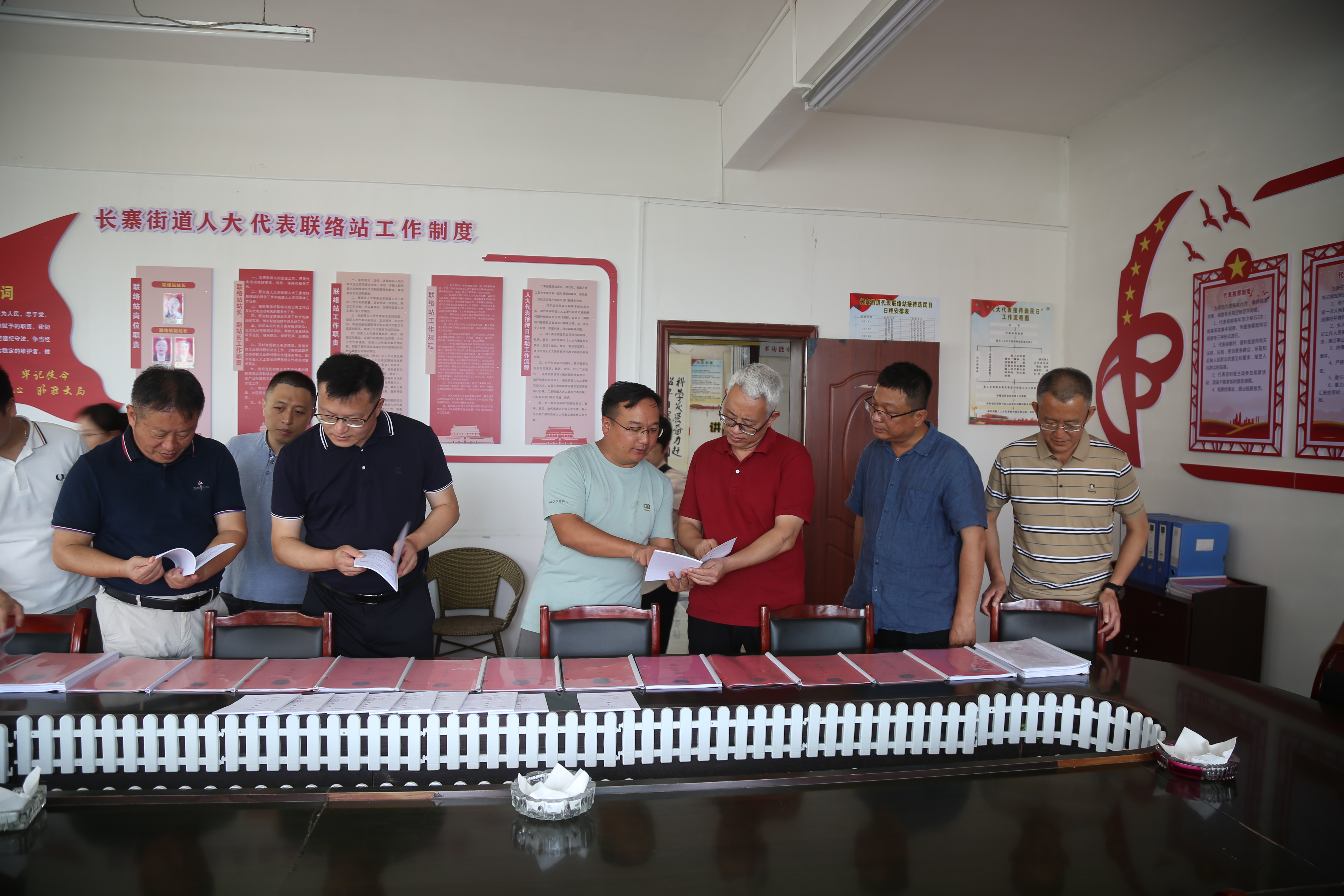 调研组在长顺县调研代表联络站建设工作.JPG