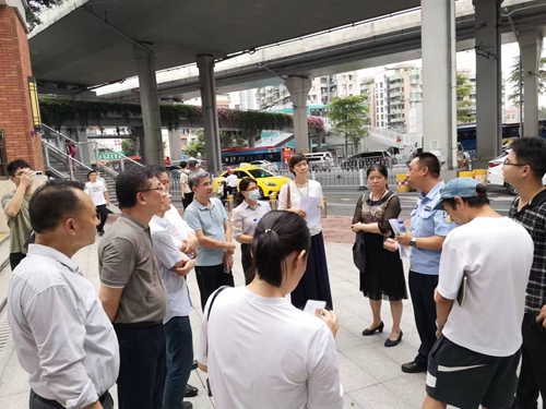 （图：人大代表现场研究交通疏解方案）_副本.jpg