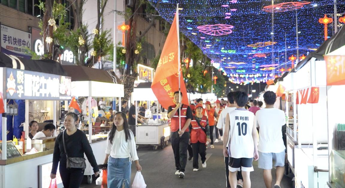 图为“花山老友记”志愿者队伍在两龙夜市开展为民服务活动.png