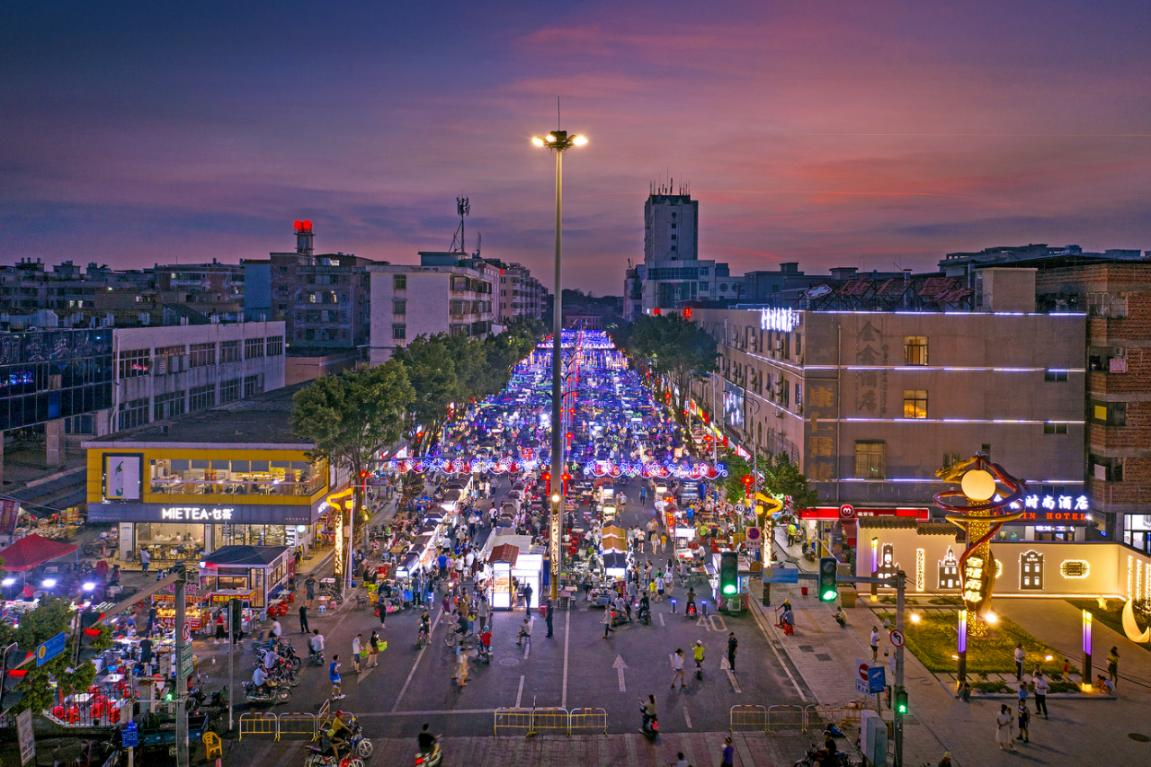 图为改造后的两龙夜市全景.png