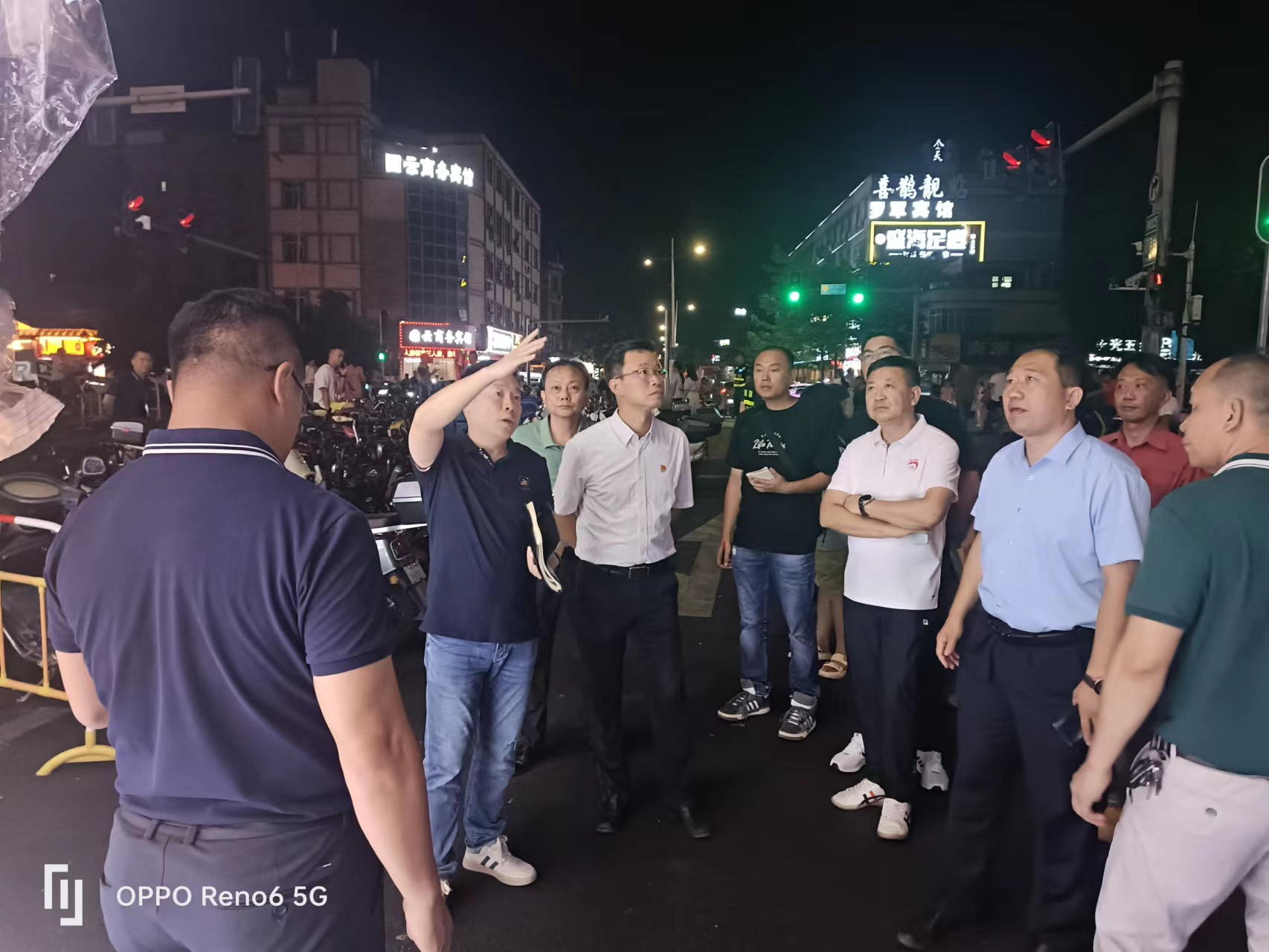 图为吴勐、曾伟雄、陈小刚、许有彬等代表检查两龙夜市升级改造工程进展情况.png