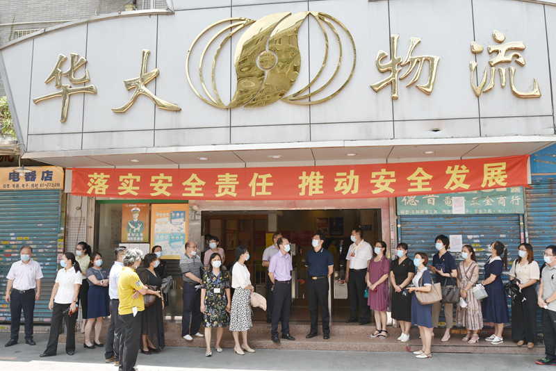 图4：华大物流改造前，人大金花街道工委曾组织代表到现场开展调研活动_副本.jpg