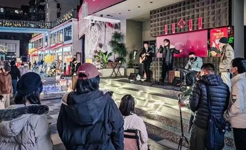 图6：西关首约为汽车夜市及年轻人自组乐团提供场地_副本.jpg