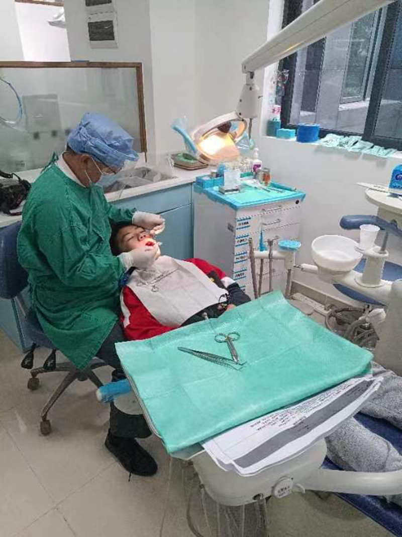 2月12日年初三处于春节假期中的温兴涛代表赶回口腔医院为学生治疗牙齿_副本.jpg