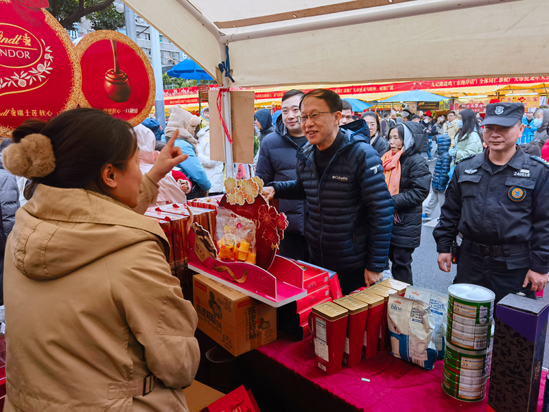 20240209韦永成在花市调研，收集摊位对花市存在的问题_副本.jpg