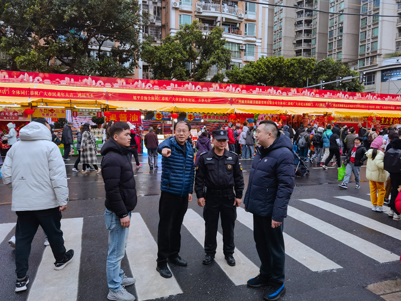 20240209韦永成在花市调研，协调荔湾路花市秩序，设置疏散交通_副本.jpg