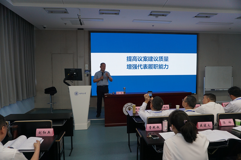 （图：原西安市人大法制委员会主任委员、常委会法工委主任牛犁进行专题授课）_副本.jpg