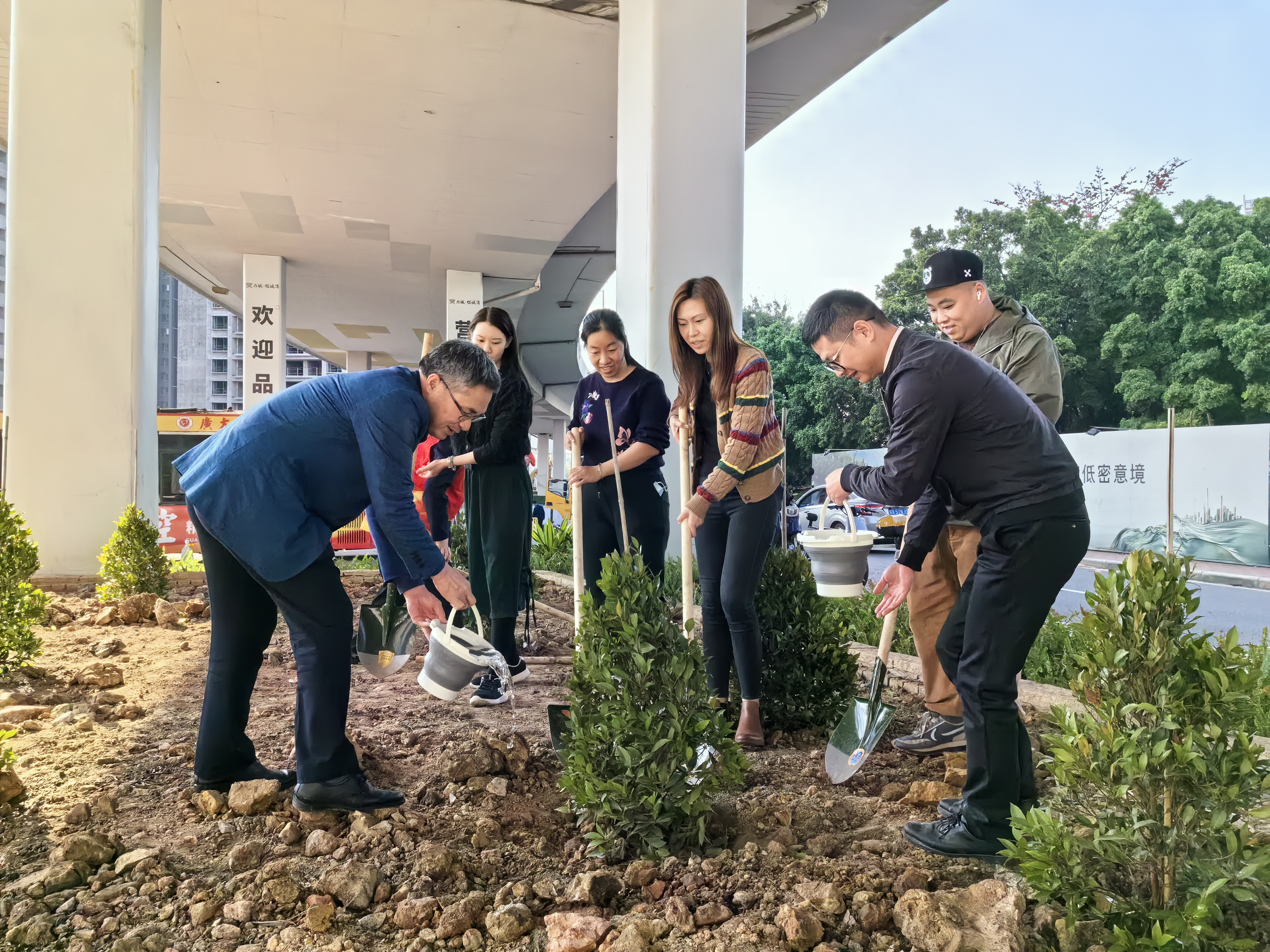 2民情联络员参与植树.jpg