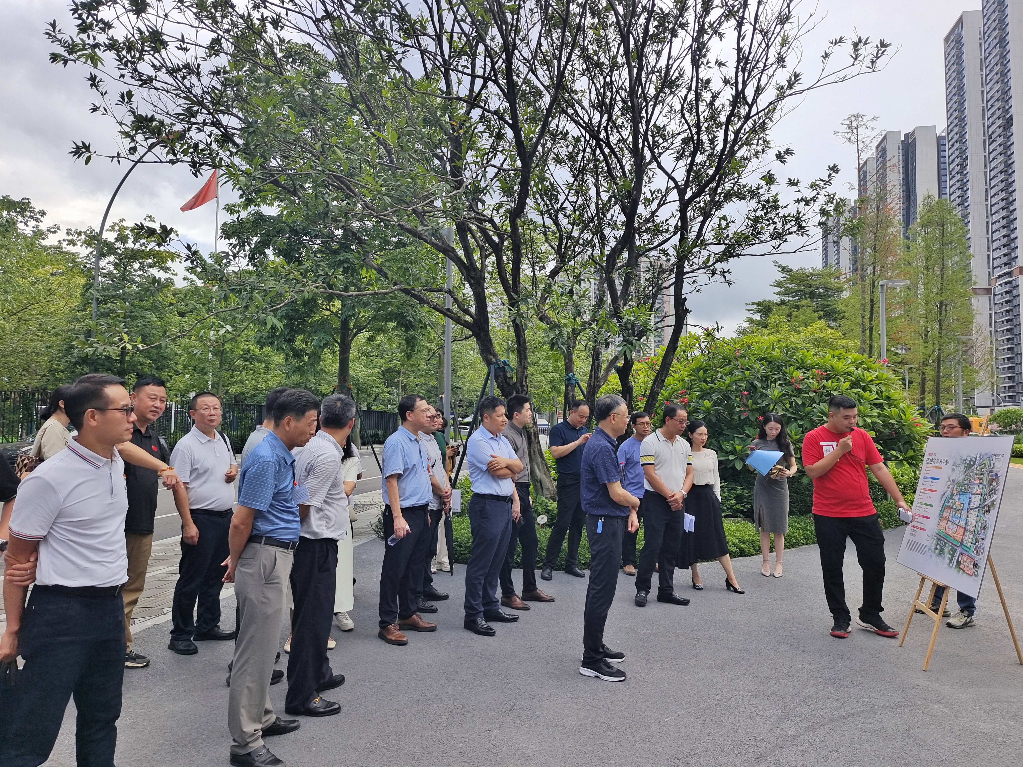 9人大代表实地视察花地湾公园绿美生态建设情况.jpg