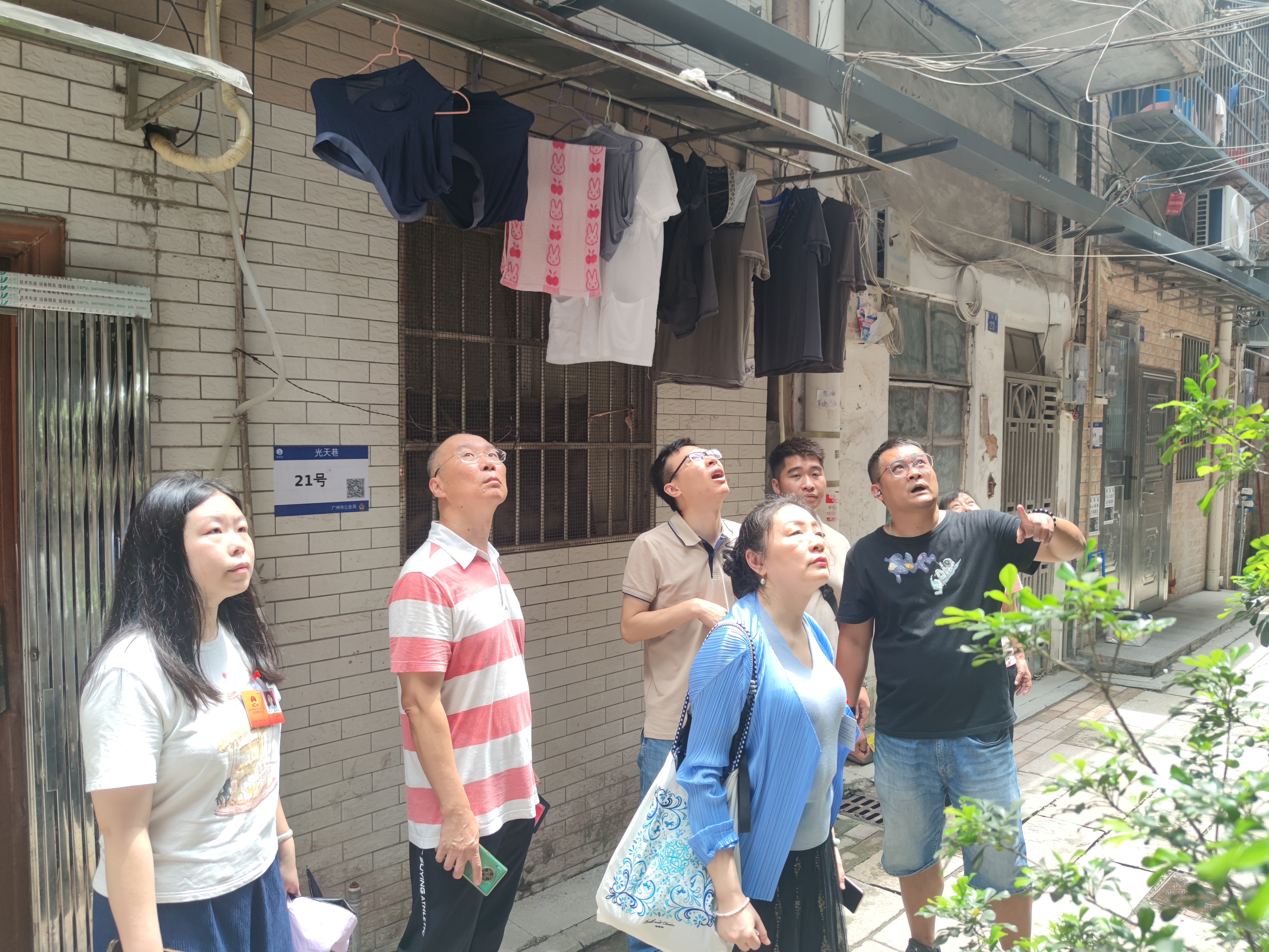 人大多宝街道代表组前往现场查看施工进度.jpg