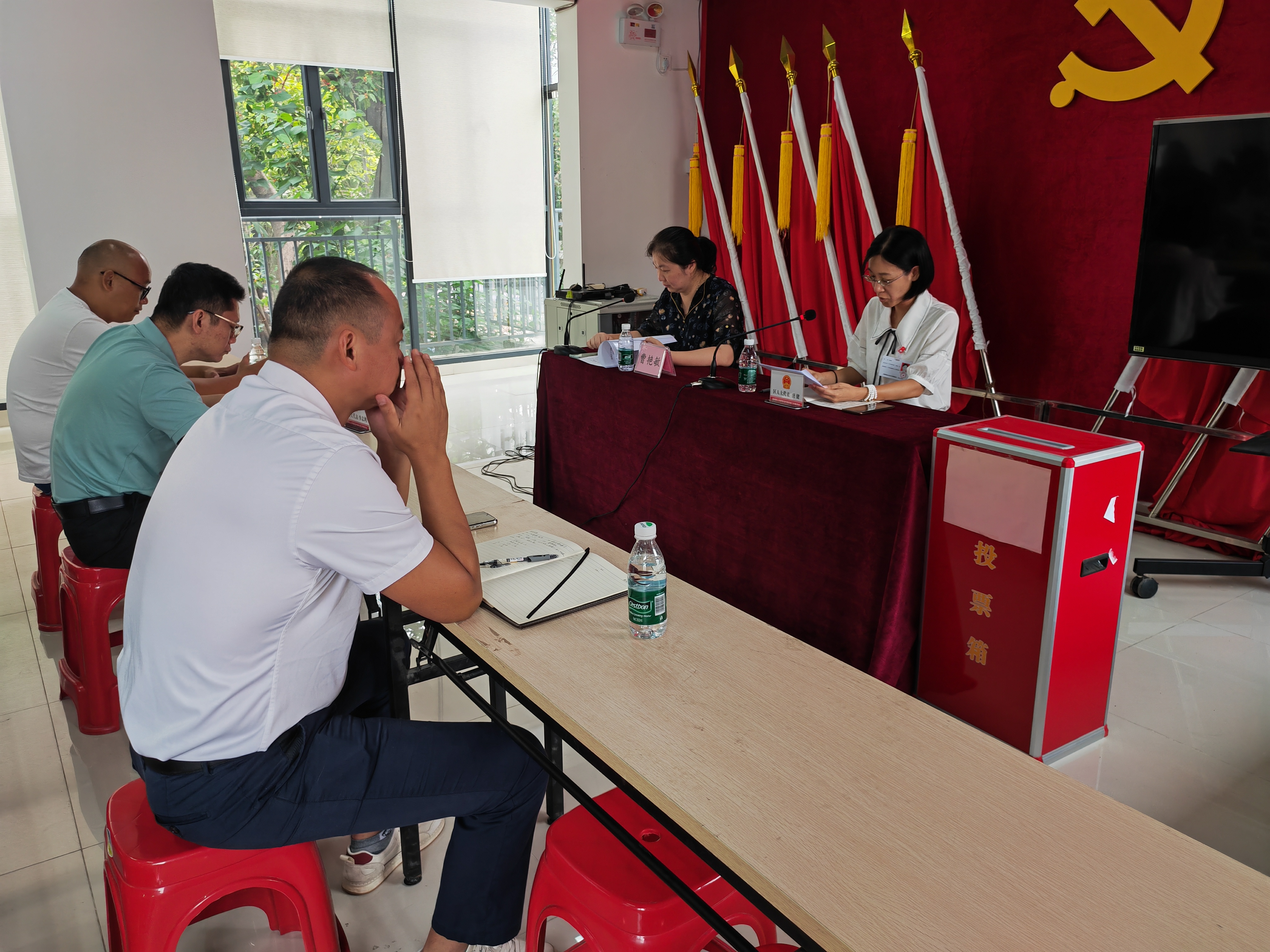 人大代表唐健向选民群众汇报履职情况.jpg