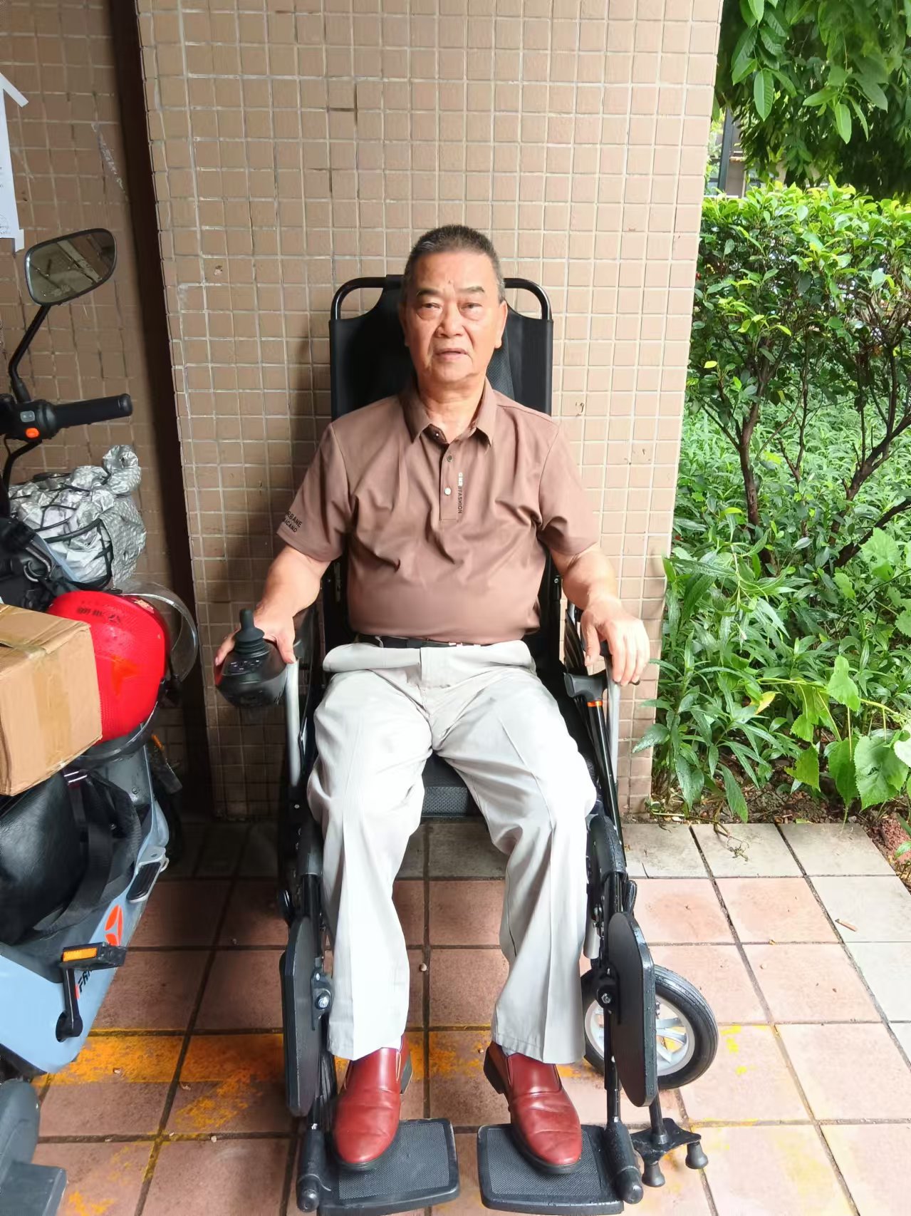 （图：江叔坐上了崭新的电动轮椅车）.jpg