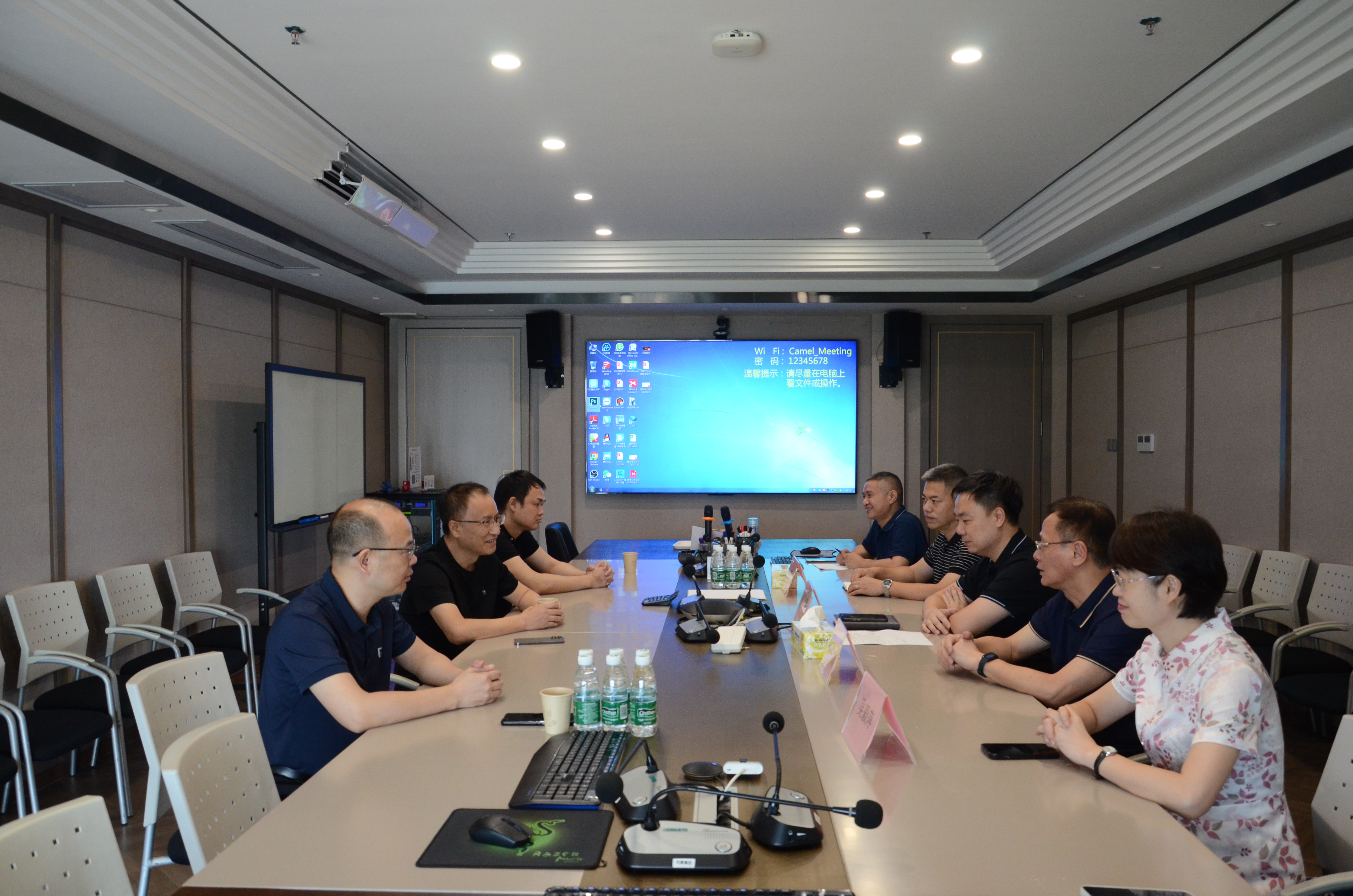图1：人大花地街道联组代表与商会会员、街道经济建设服务专班助企“帮帮团”，定期到企业交流，了解企业经营、发展情况.JPG