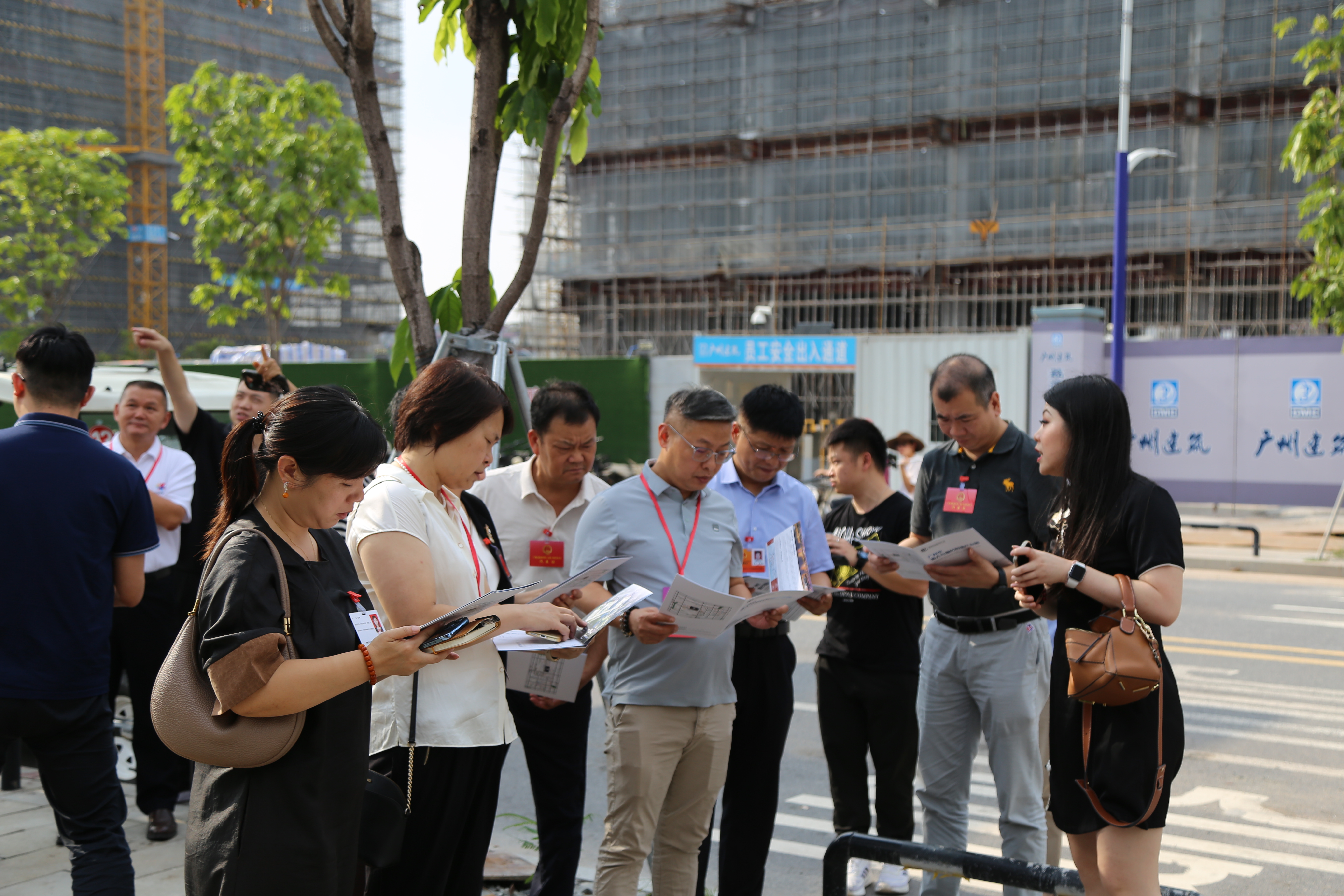 图：人大代表联组实地调研58亩地块建设情况.JPG