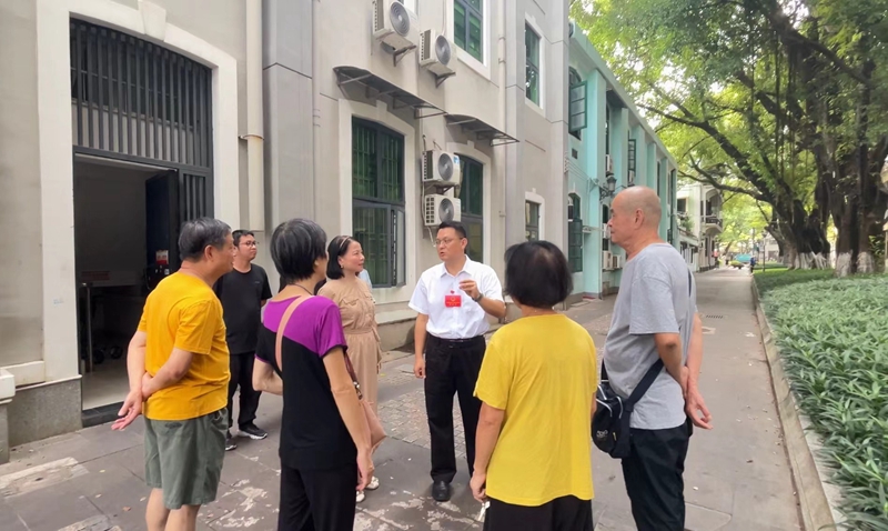 图：区人大代表韦庆贤、吴艳华进行现场调研.jpg
