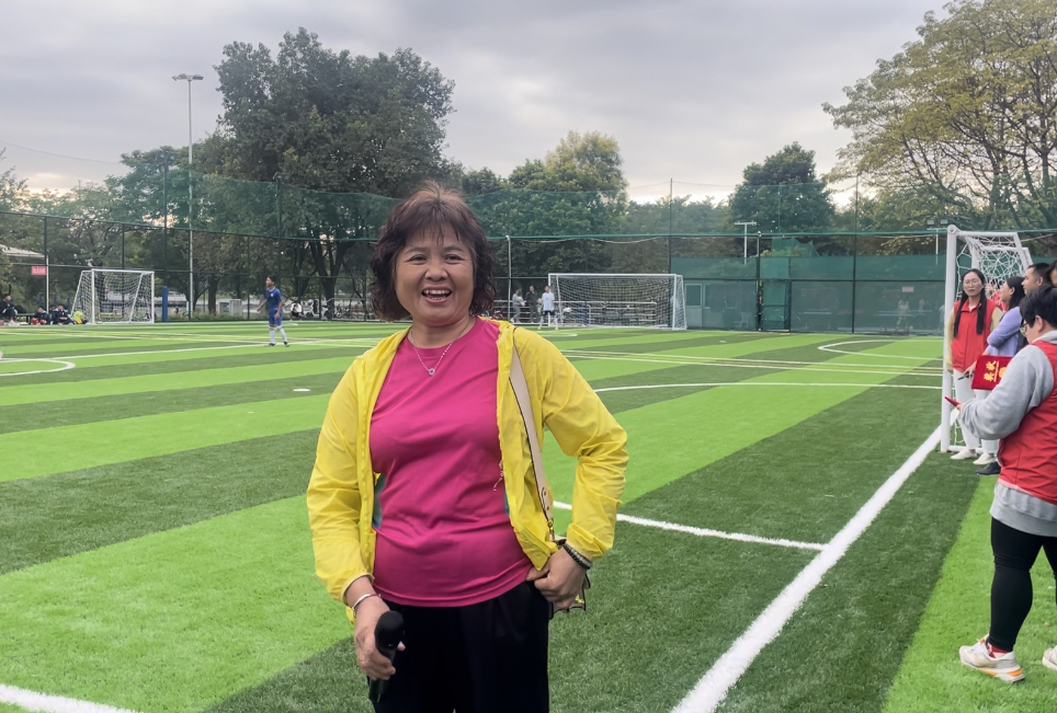 市民蔡女士到现场观看足球赛.jpg