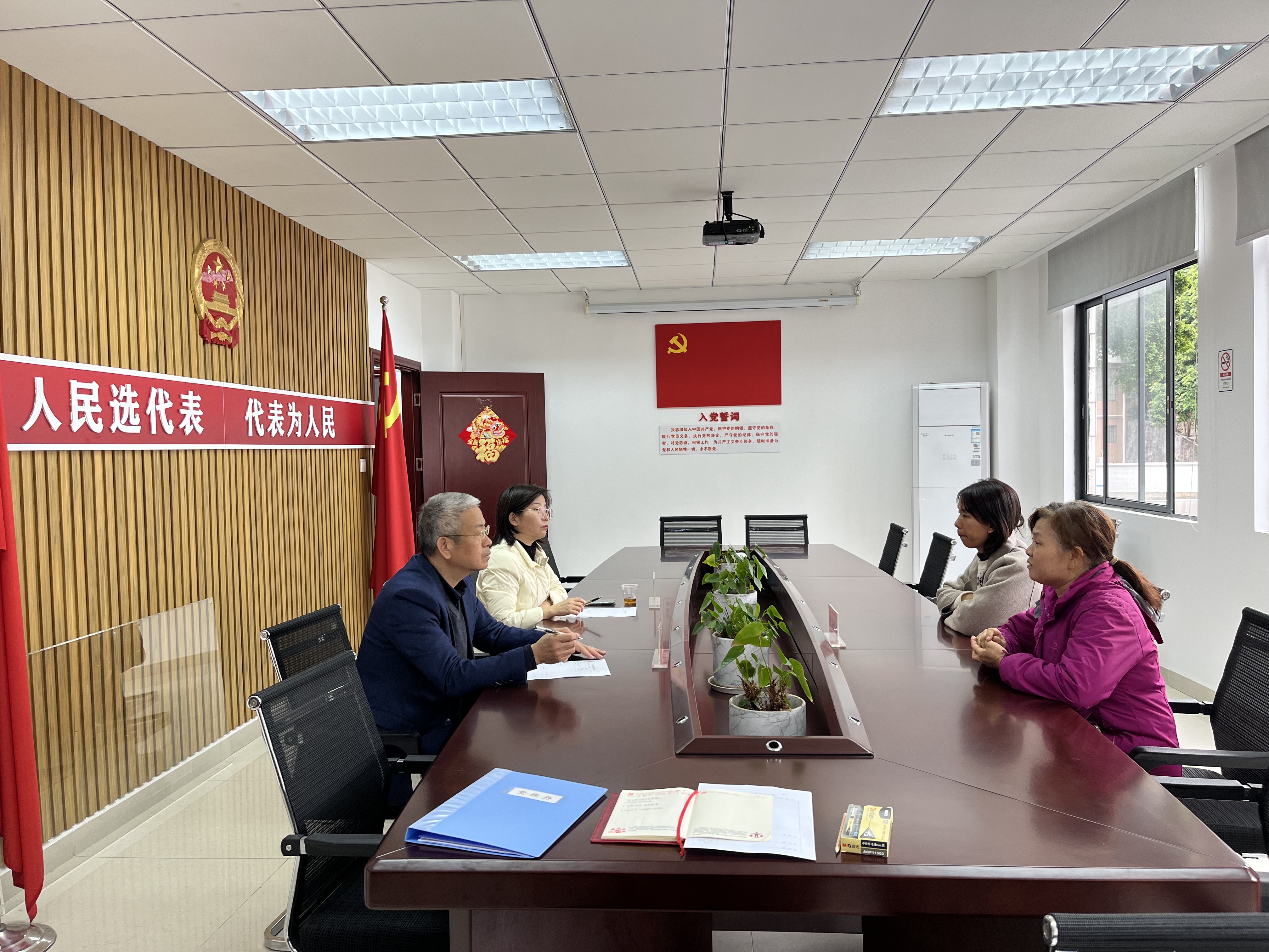人大长洲街联组代表在片区联络站接待群众.jpg