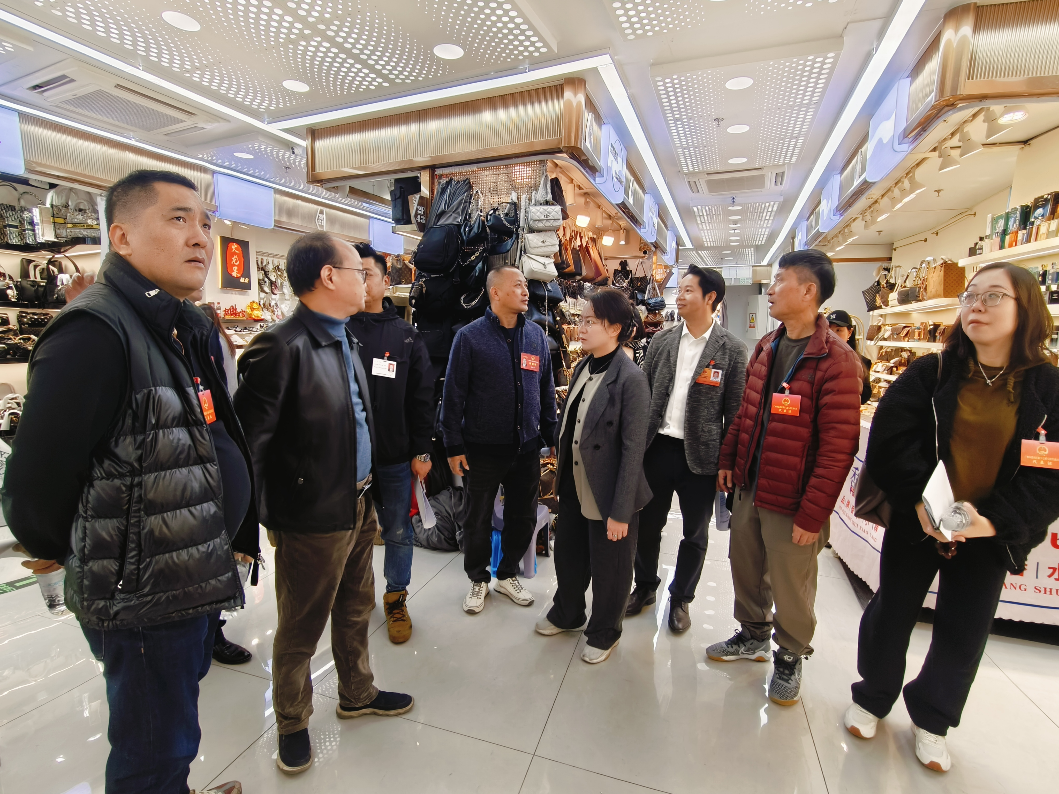 图7：岭南联组代表了解龙城服装交易中心招商情况.jpg