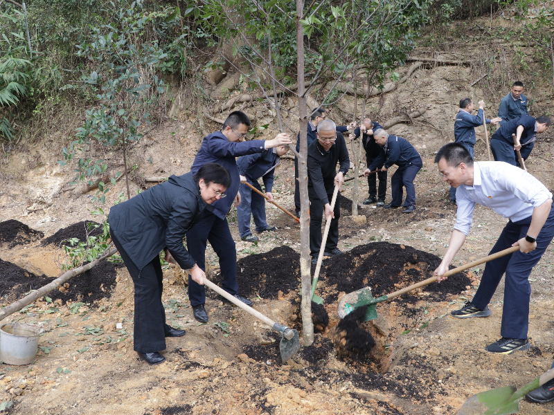 黄维雄、史媛媛代表植树.JPG