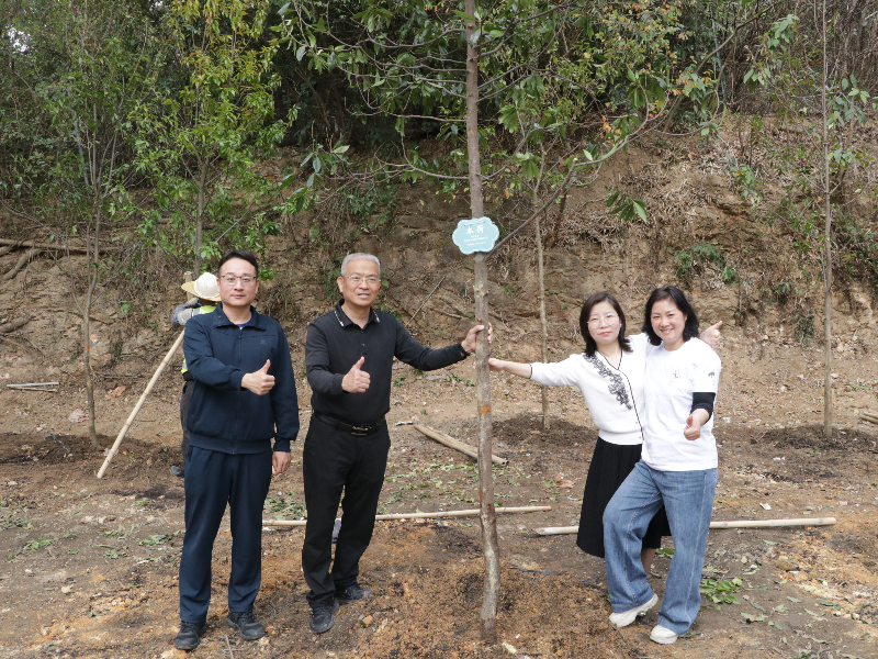 长洲联组代表植树.JPG