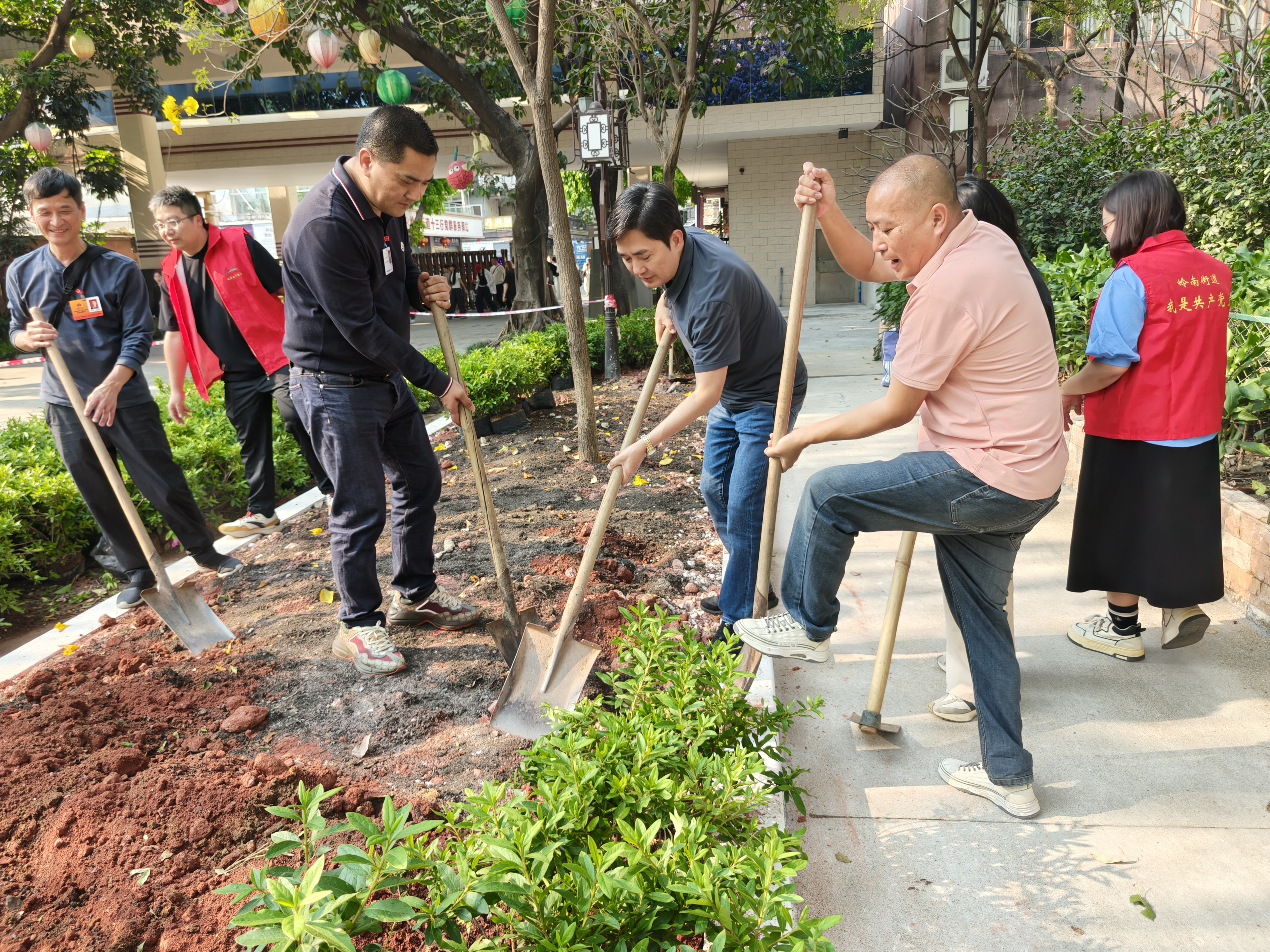 图2：人大岭南联组及部分政协委员开展植绿活动.jpg