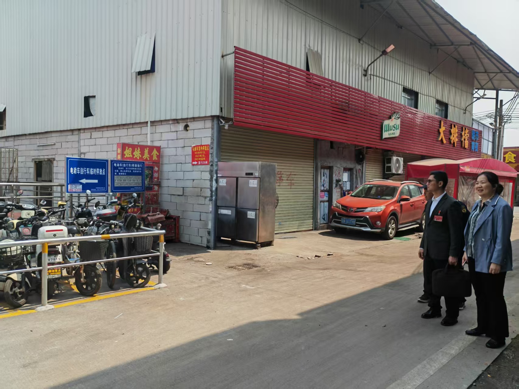 （图：人大代表在菊树地铁站出入口进行实地调研）.jpg