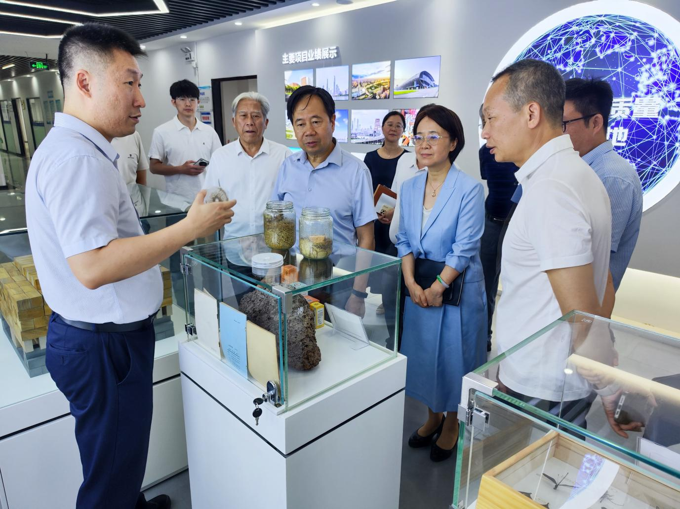市人大常委会副主任唐航浩带队开展房屋使用安全管理立法调研